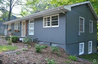 Building Photo - 325 Hollowood Dr