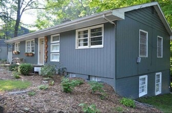 Building Photo - 325 Hollowood Dr