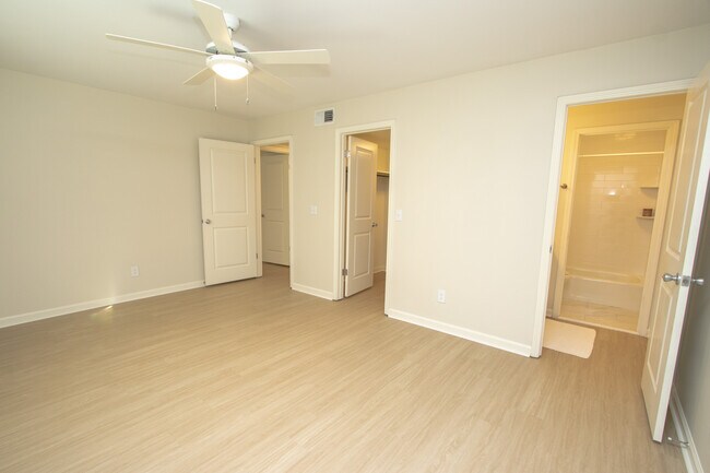 Amplio dormitorio en Chestnut - Western Hills Apartments