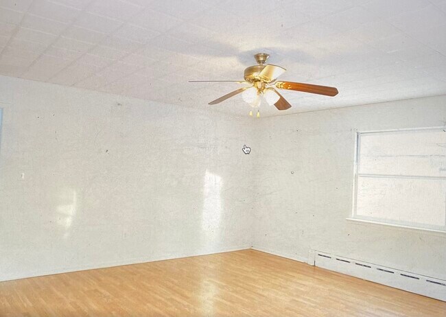 Huge Living Room - 46 Howard St