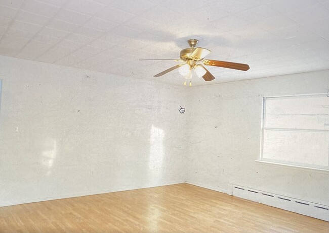 Huge Living Room - 46 Howard St