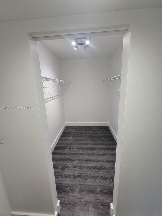 Foto del edificio - 830 NE 199th St