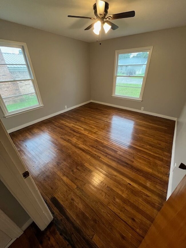 Building Photo - Beautifully Remodeled Home 3b2bth $1,300/mo.