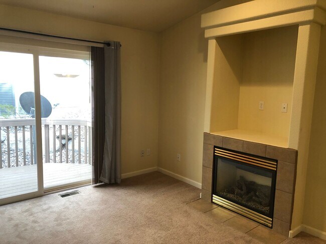 Foto del edificio - Bright and Open 3 Bed 3 Bath Townhome in Gated Peak View Villas