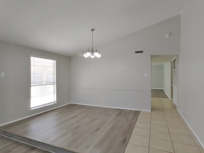 Foto del edificio - 5655 Hardwood Forest Dr