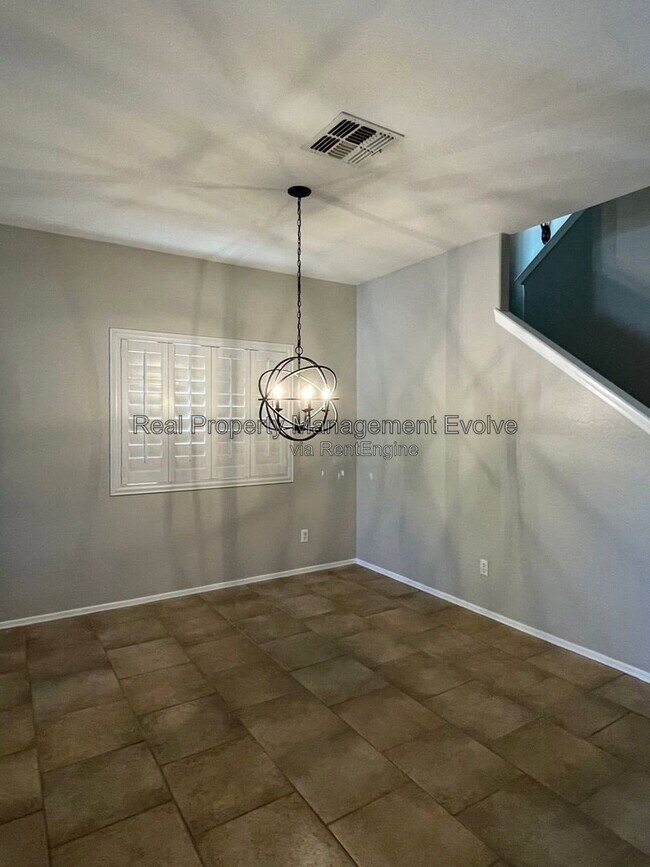 Building Photo - 3632 W Jacksonville Dr