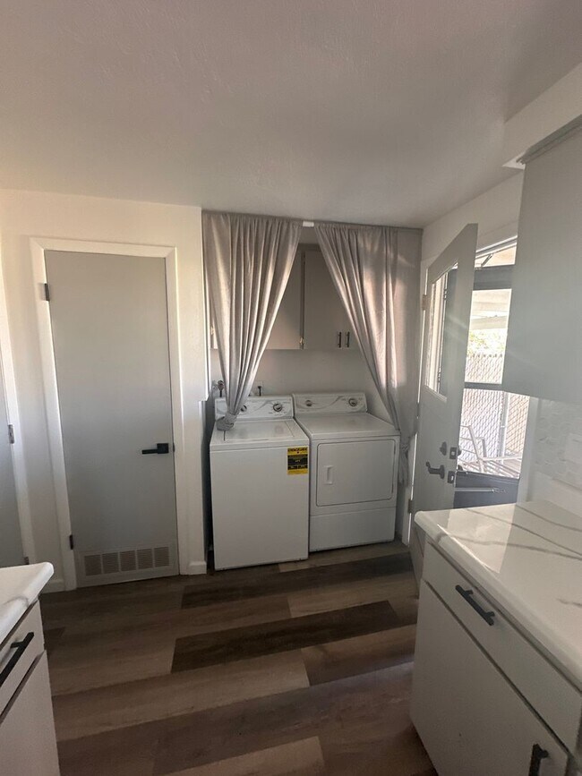 Foto del edificio - Charming Duplex in Desirable Neighborhood