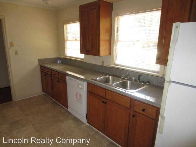 Building Photo - 2111 Azalea Dr