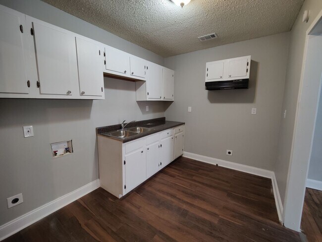 Building Photo - 3 Bed / 1 Bath Home for Rent