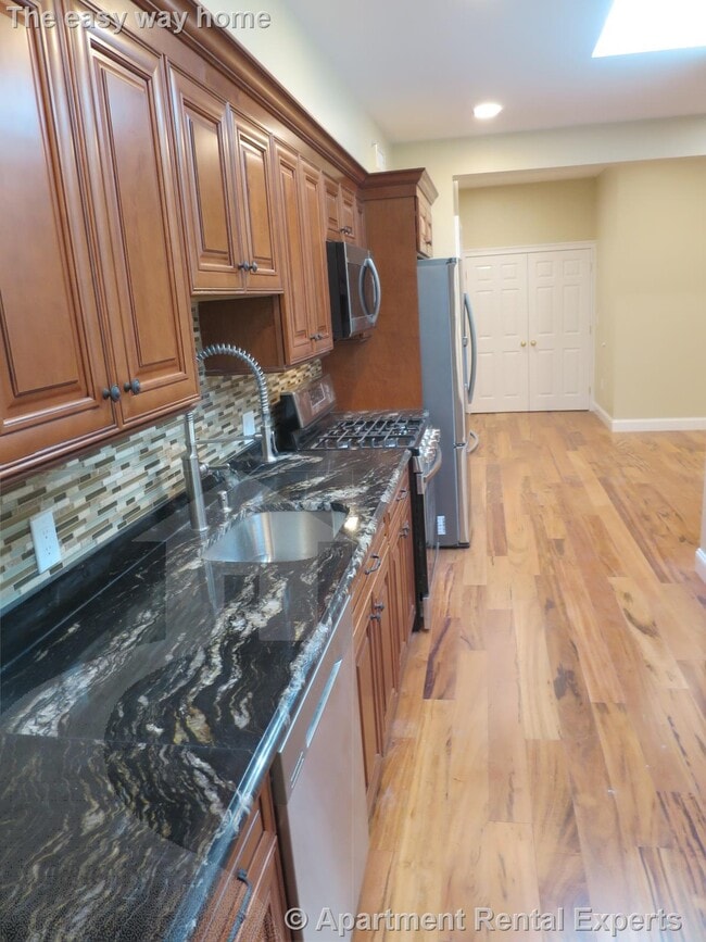 Building Photo - 136 Inman St