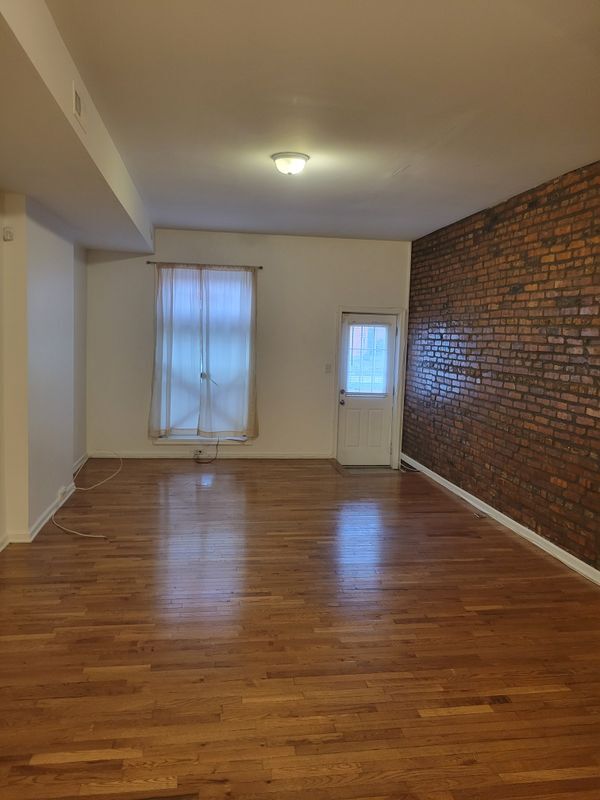 Foto del edificio - 2649 Wilkens Ave
