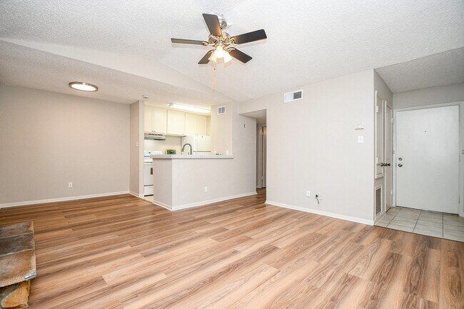 Foto del edificio - 17331 Red Oak Dr