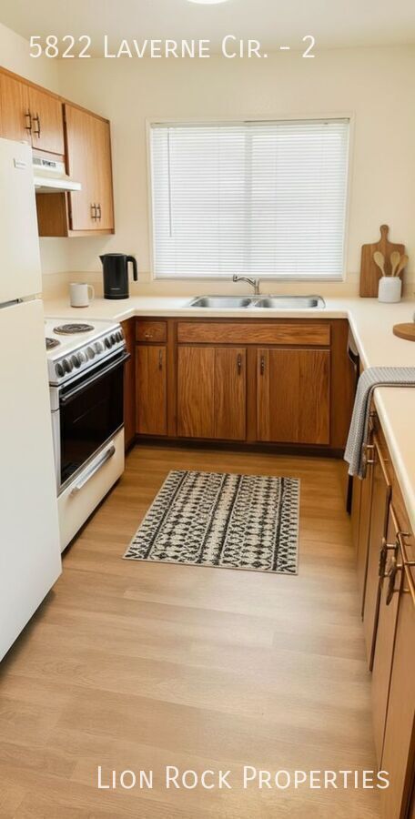 Foto del edificio - 5822 Laverne Cir N