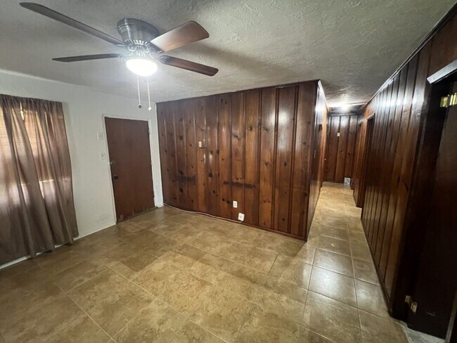 Foto del edificio - Charming 2 Bedroom Duplex on Sunshine Rd