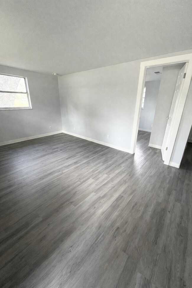 Foto del edificio - Beautiful 2BR/1BA Zephyrhills Home,  HUGE YARD!! NO APP FEE! Water & Sewer Included