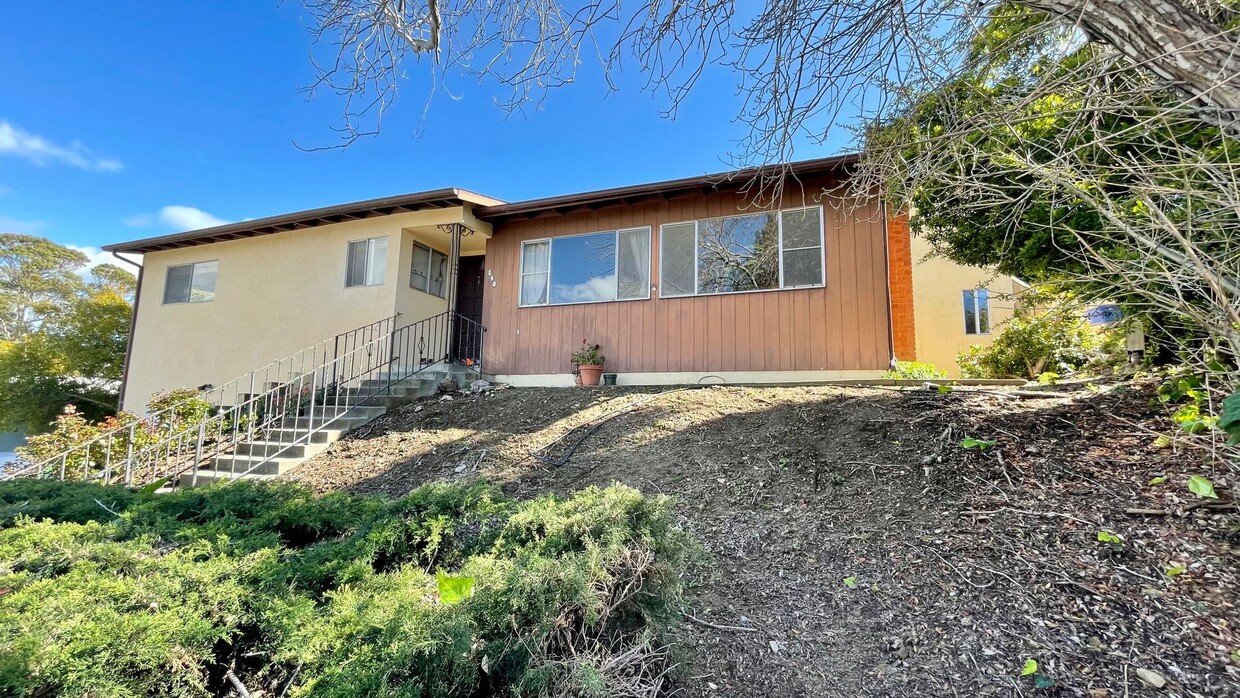 Primary Photo - Spacious 4 Bedroom House with Large Backya...