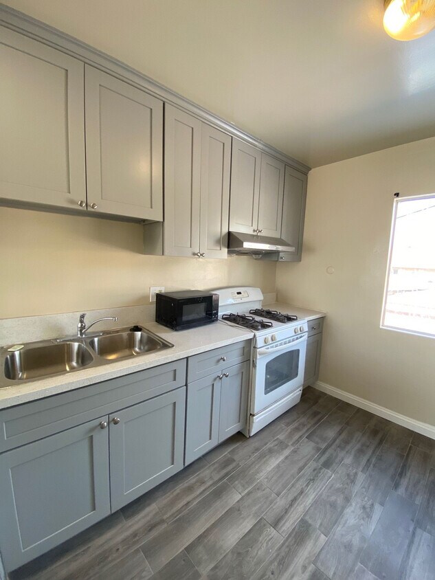 Foto principal - 649 Leonard Ave