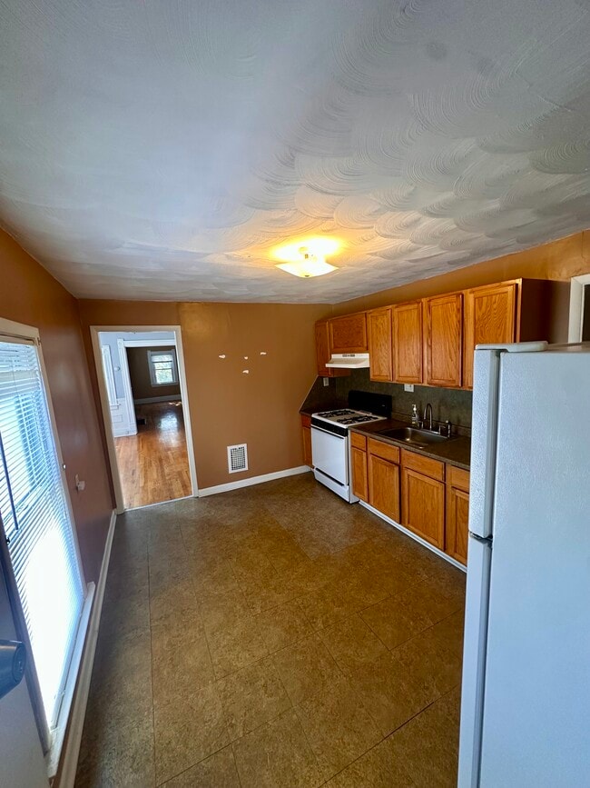 Building Photo - 102 Peck Ave