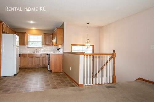 Building Photo - 3-bed 2-bath 2-Garage split-entry Duplex  ...