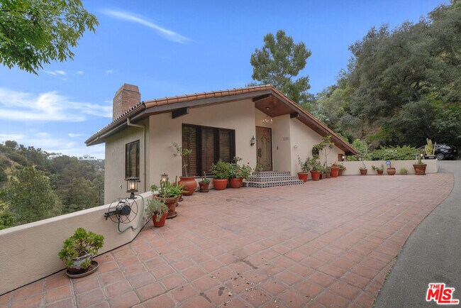 Building Photo - 10160 Cielo Dr