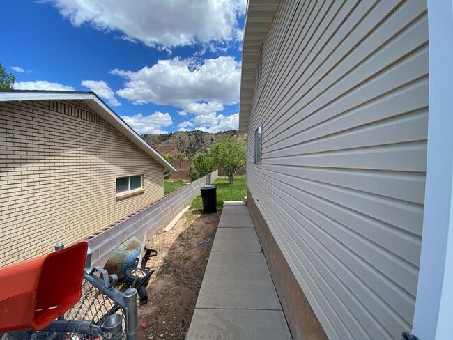 Building Photo - **Move-In Bonus**3 bedroom, 1 bathroom bas...