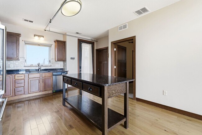 Foto del edificio - *Rarely Available* 3 Bedroom 2 Bathroom Penthouse At The Sexton Lofts!