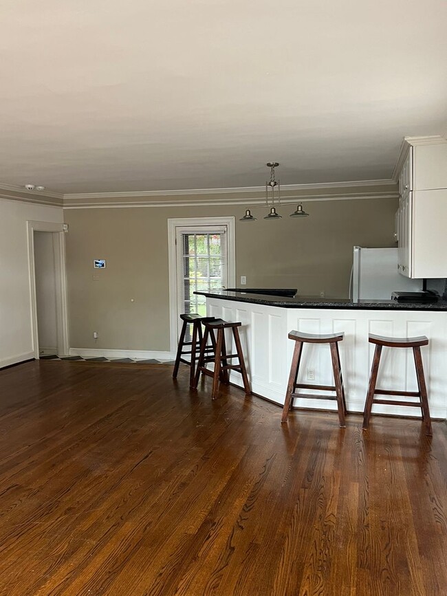 Building Photo - -- AVAILABLE SEPTEMBER 4TH -- 2 BR / 1 BA Beautiful Historic Carriage House on Monument Ave! Avai...