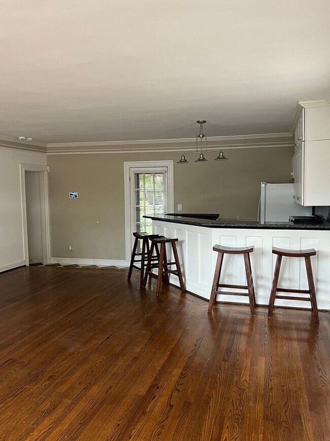 Foto del edificio - -- AVAILABLE SEPTEMBER 4TH -- 2 BR / 1 BA Beautiful Historic Carriage House on Monument Ave! Avai...