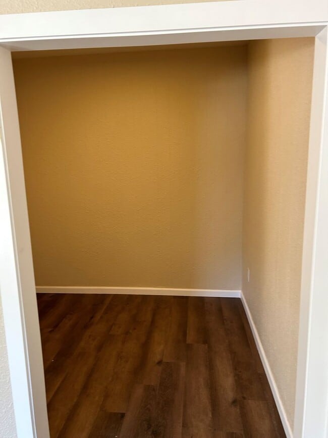 Building Photo - Centrally located Apartment