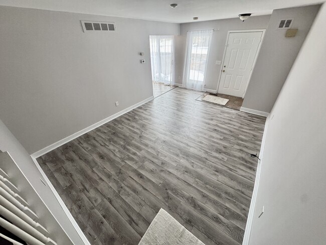 Building Photo - 41070 Southwind Dr