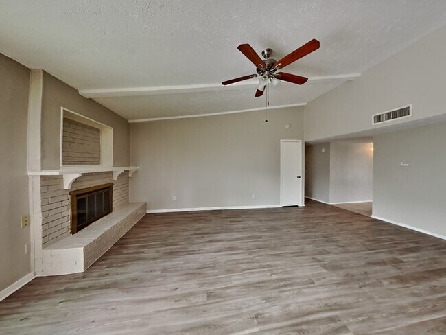 Building Photo - Charming 3/2 Home!