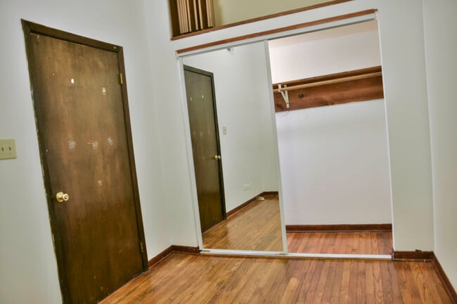 Building Photo - 873 W Lill Ave