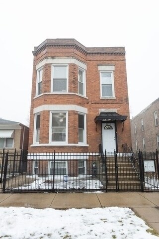 Frente - 4411 S Wells St