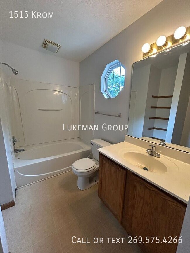 Building Photo - 1515 Krom-