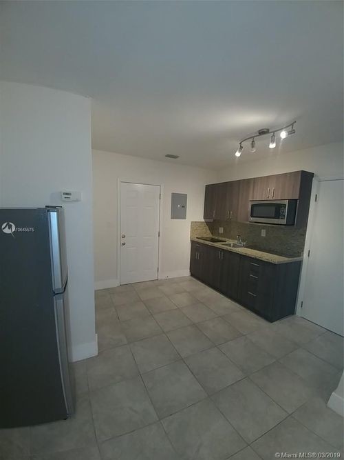 Building Photo - 371 N Royal Poinciana Blvd