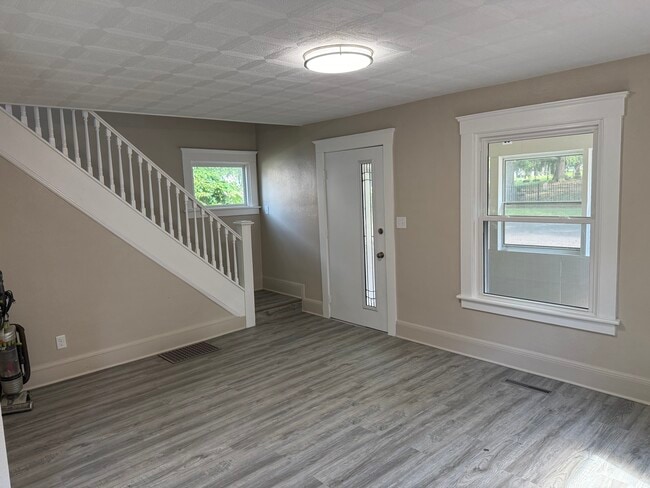Building Photo - 243 Rockwell St