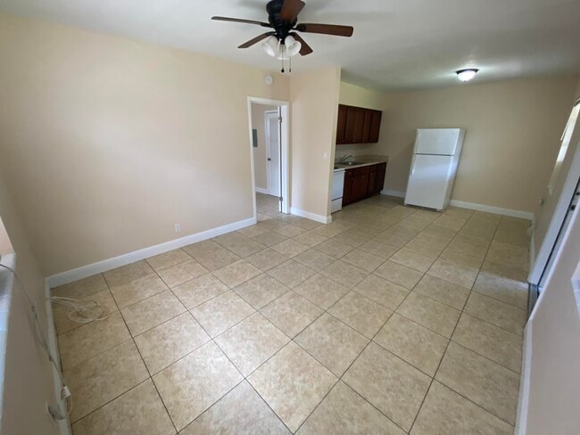 Foto del edificio - 4820 Maine St