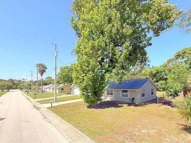 Building Photo - 15839 Villa Dr