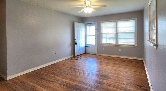 Foto del edificio - 2/1/1 CARPORT FOR LEASE - 50% OFF OF FIRST...