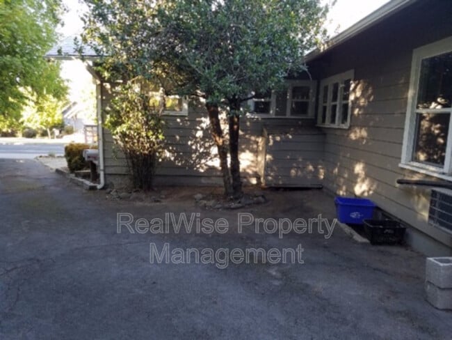 Foto del edificio - 720 Siskiyou Blvd