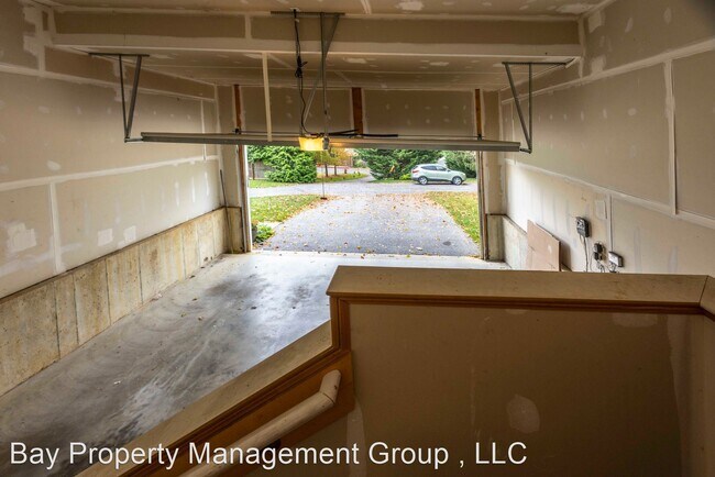 Building Photo - 5 br, 3.5 bath House - 4 Hillside Ave