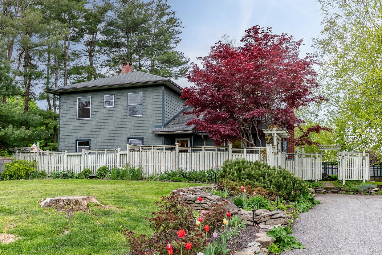 Primary Photo - 17 Rhynus Rd