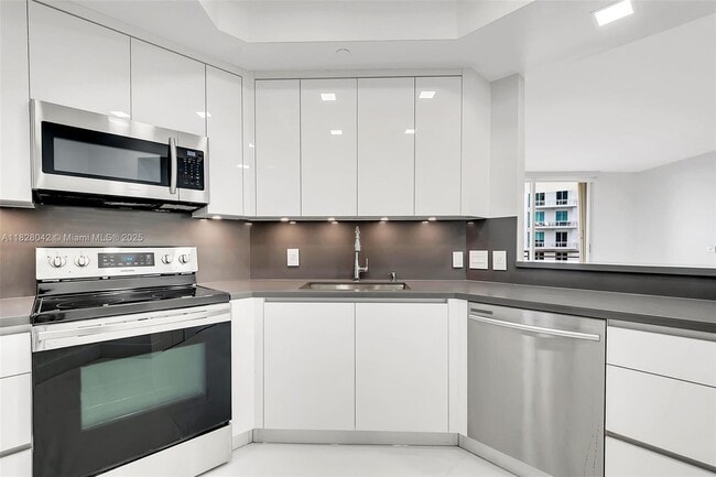 Building Photo - 888 Brickell Key Dr