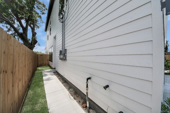 Building Photo - 7117 Eastwood St