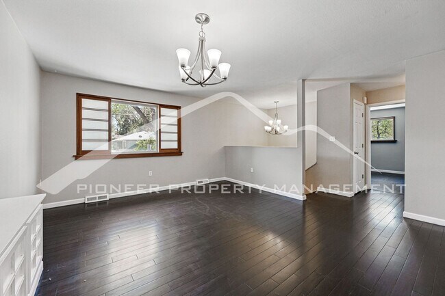 Building Photo - Spacious Home with Washer/Dryer and Centra...