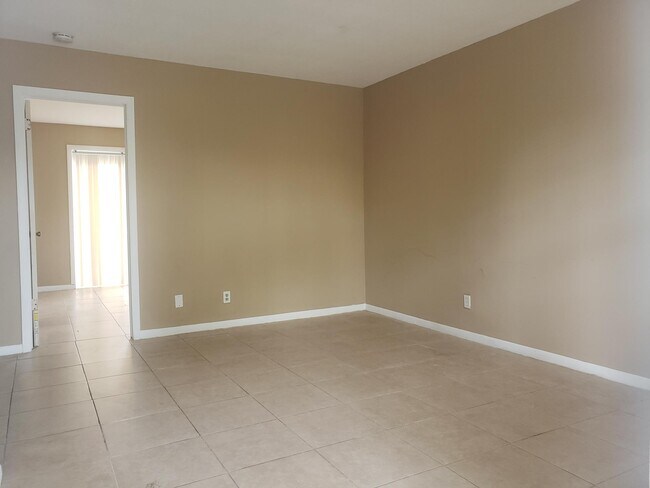 Living Area - 1002 S M St