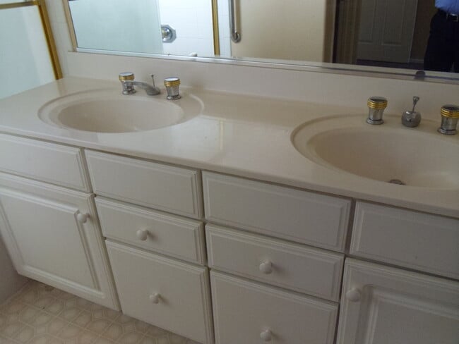 Building Photo - 3 bed 2 bath single level house in core Ch...