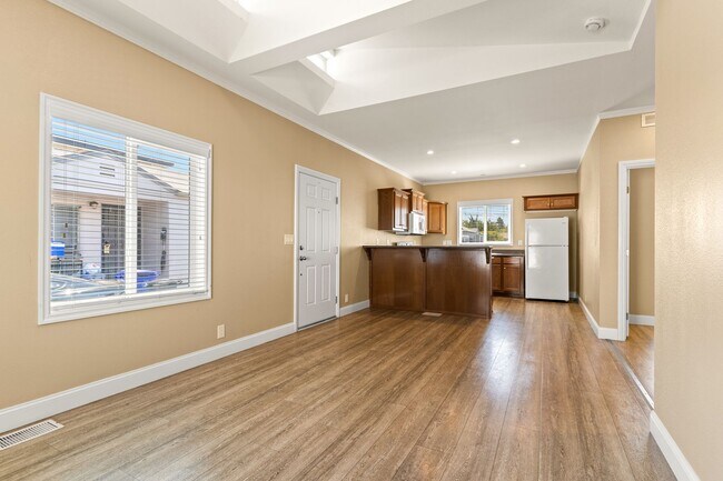 Building Photo - Move-In Ready! A Bright & Open Designer Co...