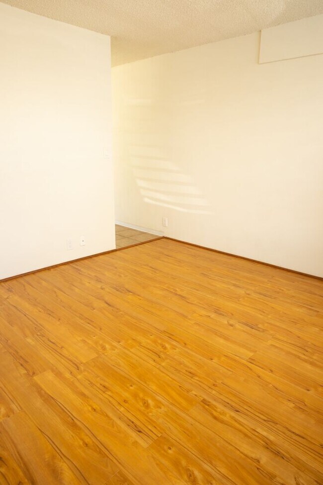 Foto del edificio - 2 BR/ 1 Bath Low- rise Apartment