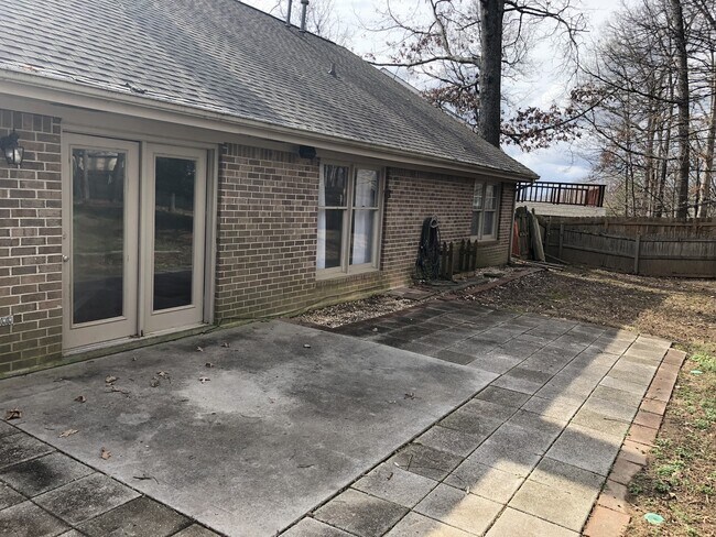 Building Photo - Knoxville 37922, 3 bedroom, 2 bath home wi...
